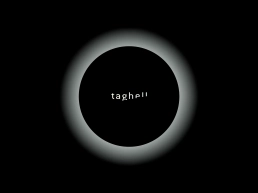 Weblayout-Mockup mit großem Lichtmotiv, Typografie. MacBook-Screen mit dunklem UI und Lichtmotiv; Formatica Designbüro