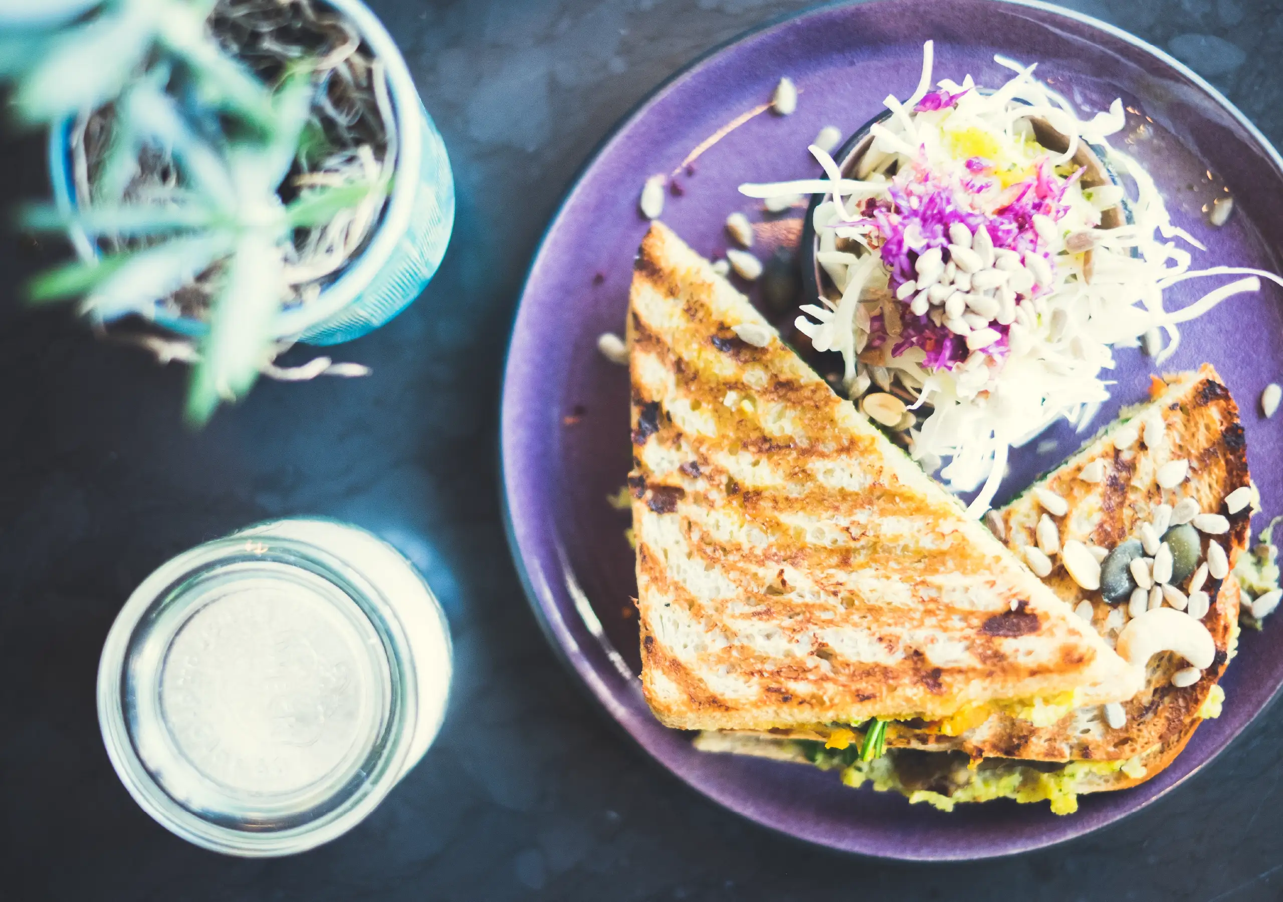 Draufsicht auf getoastetes Sandwich mit Kernen und Cole Slaw.