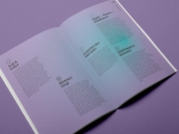Aufgeschlagenes Heft auf violettem Grund; klare Typo, weiche Farbverläufe, Icons.