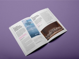 Doppelseite mit Veranstaltungstexten, einem Plakatmotiv und Konzertfoto.