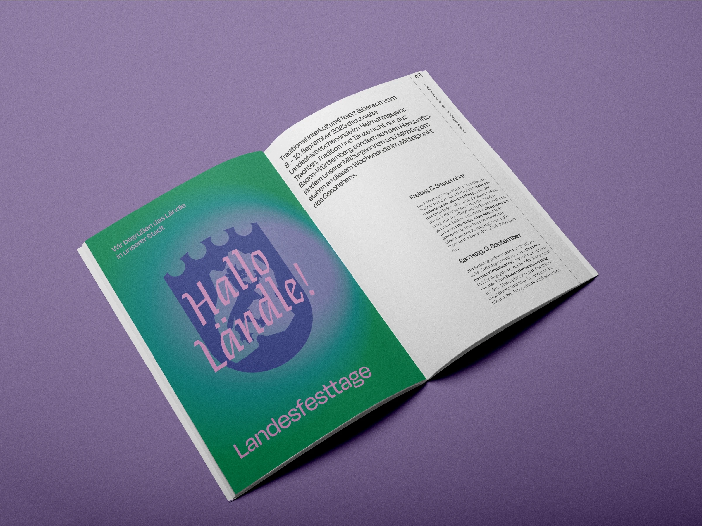 Aufgeschlagenes Heft auf violettem Grund; klare Typo, Hallo Ländle