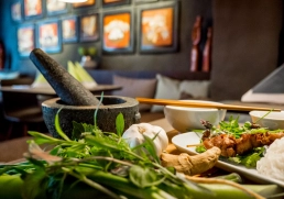 Kombination aus Nahaufnahmen der Gerichte und Restaurantdetails, stimmungsvolle Tiefe.