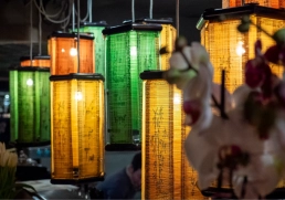 konisches Leuchtenbild schafft moderne Wärme und markante Deckenstruktur im Dining-Bereich.